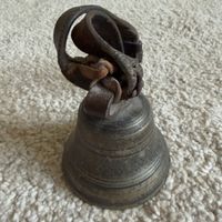 Antike Kuhglocke, Geiss Glocke mit Lederriemen