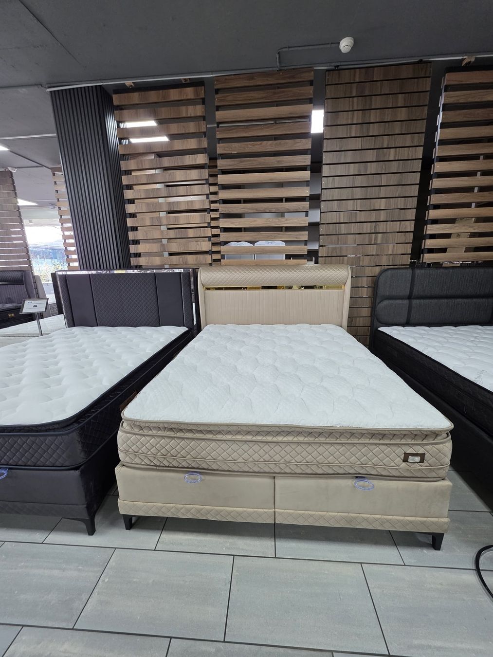 Letti: Boxspringbett und Matratze – Nuovo e nell'imballaggio originale da Buchs AG venduto da signorerdi 1