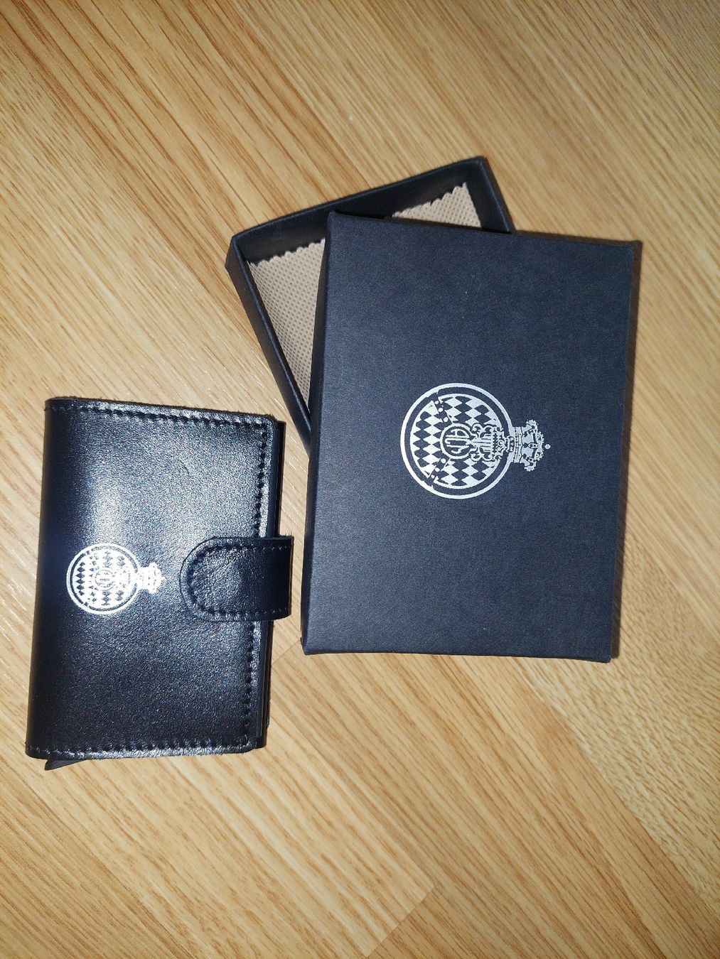 Portafogli: New Black Leather Card Holder with Box – Nuovo e nell'imballaggio originale da Adliswil venduto da kurin