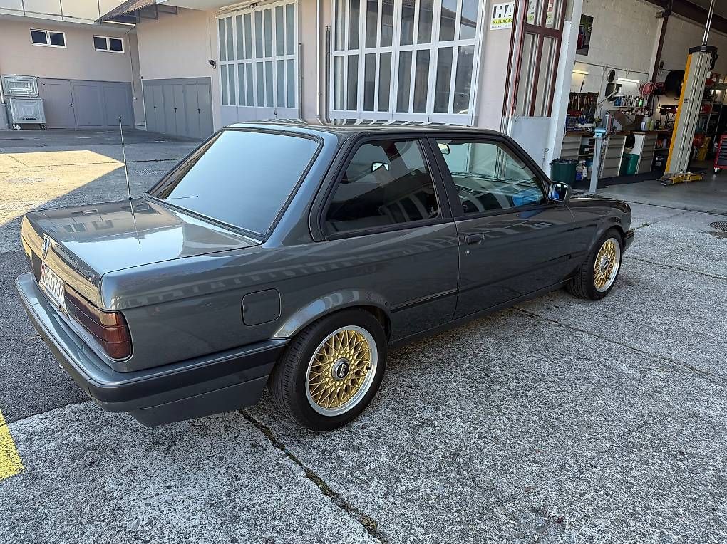 BMW Autos: BMW 320i E30 – D'occasion à Wattenwil par Aedu13 2