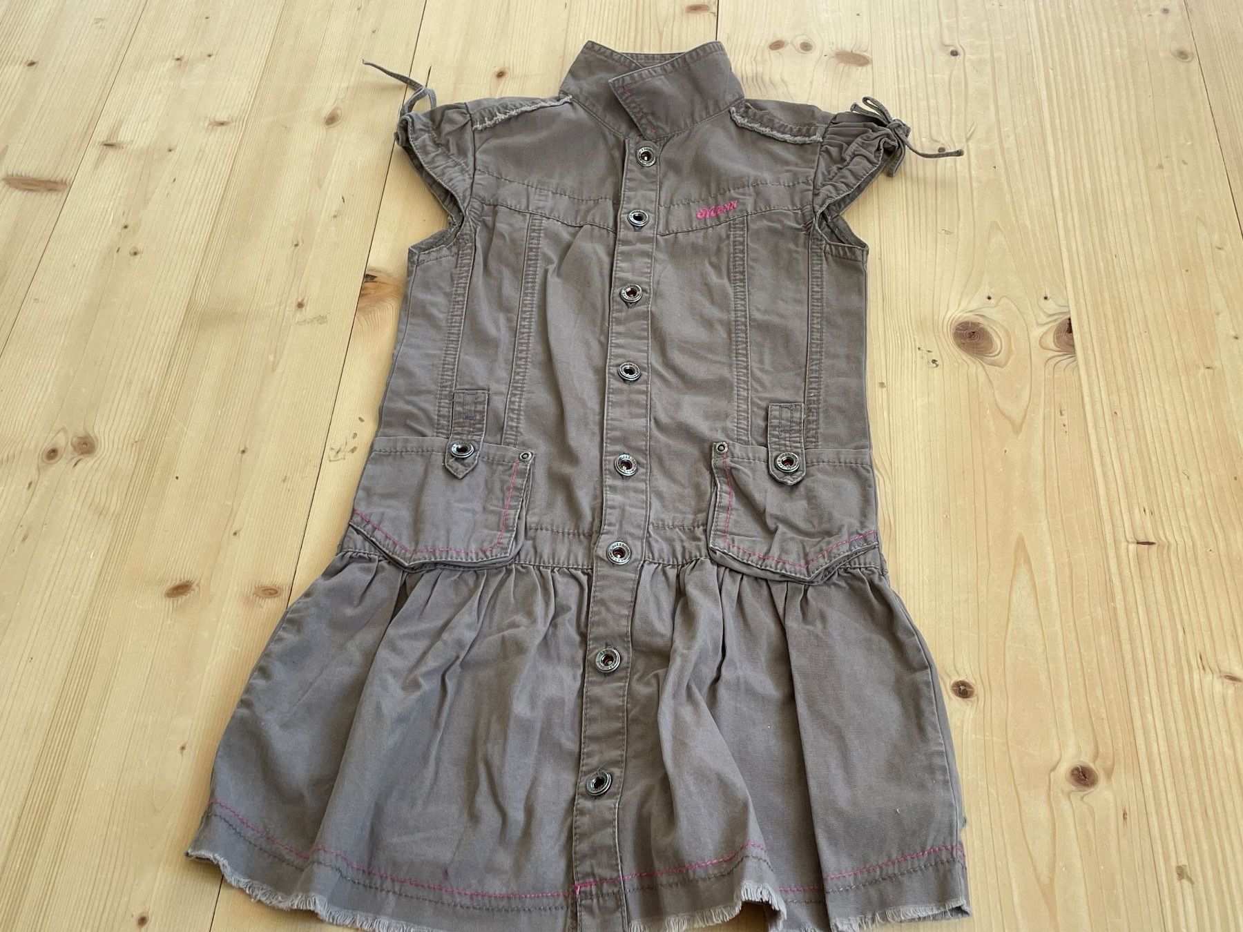 Mexx Vestiti & Gonne: Cooles MEXX Kurzarm Kleid Gr. 116 – Usato da Frasnacht venduto da GracyStore