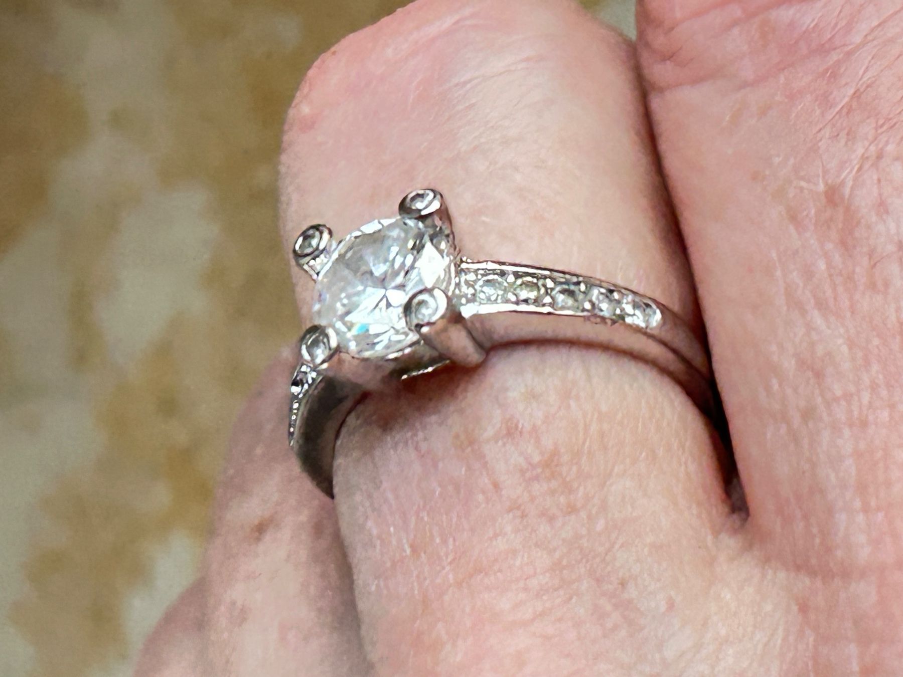 Anelli: Eleganter Silberring mit Zirkonia, Grösse 57 – Usato da Basel venduto da bellespirit
