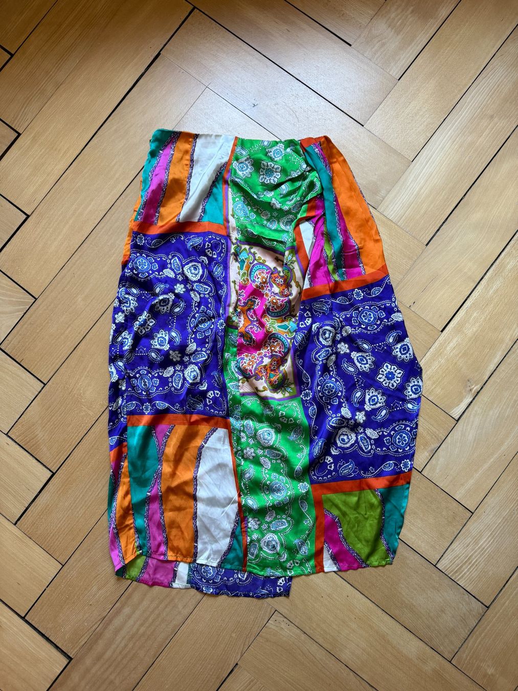 Jupes: Satin Rock bunt gemustert XS – D'occasion à Zürich par Diazaio