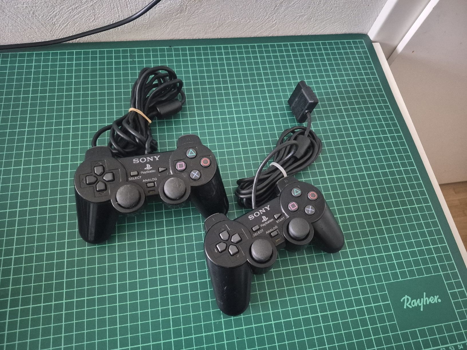 Sony Controller: Sony PlayStation 2 Controller 2x  – Gebraucht aus Meyrin von Retro-GZ