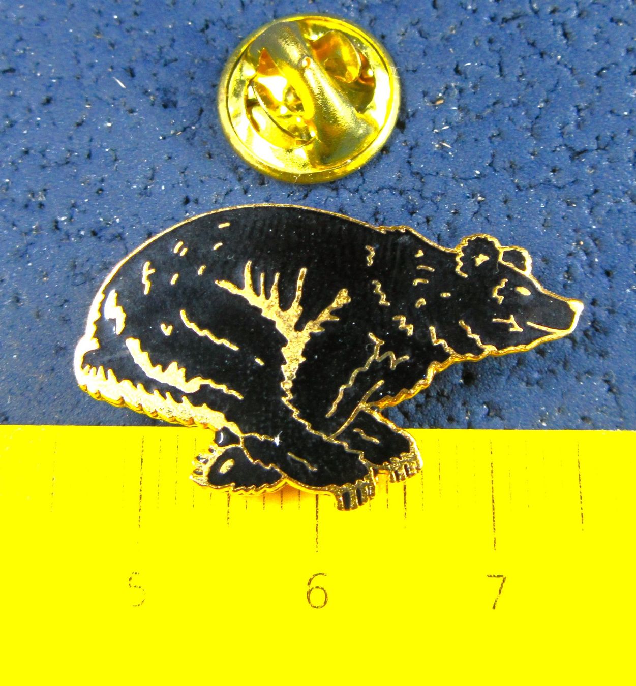 Swiss Placchette & Badge: RASENDER BERNER BÄR PIN ENAMEL GOLDIG – Usato da Ettingen venduto da Hausi4711