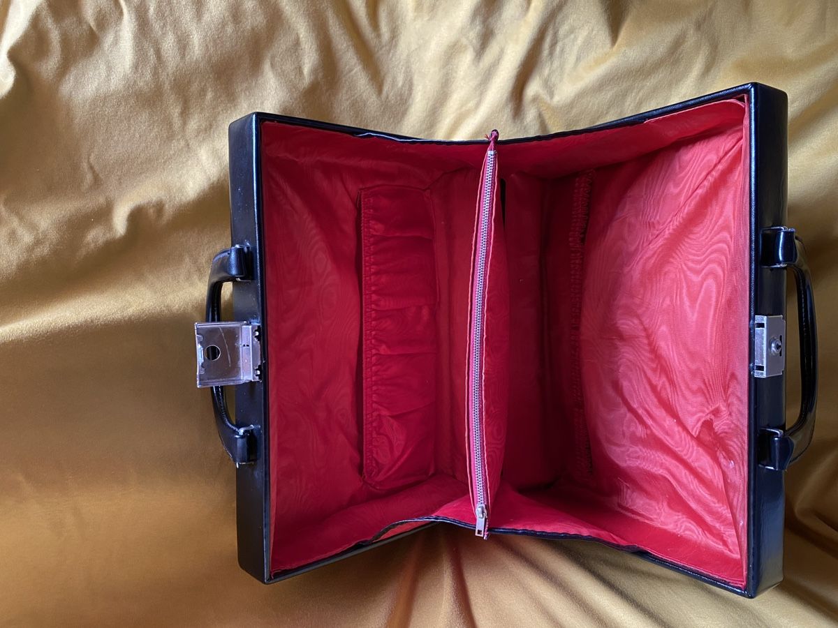 Borse da donna: Sac à main coffre laqué noir, doublure rouge – Usato da Geneve venduto da Monthoux13
