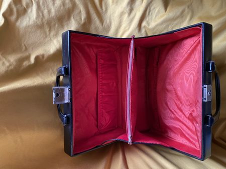 Sac à main coffre laqué noir, doublure rouge