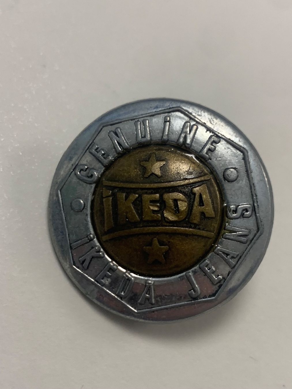 Placchette & Badge: Pin IKEDA JEANS – Usato da Basel venduto da fasnachtsoutlet1965