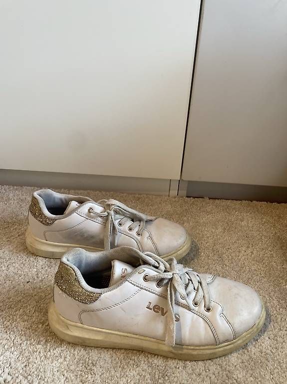 Damenschuhe: Levis Sneaker – Gebraucht aus Möriken AG von sel_9w5v 2
