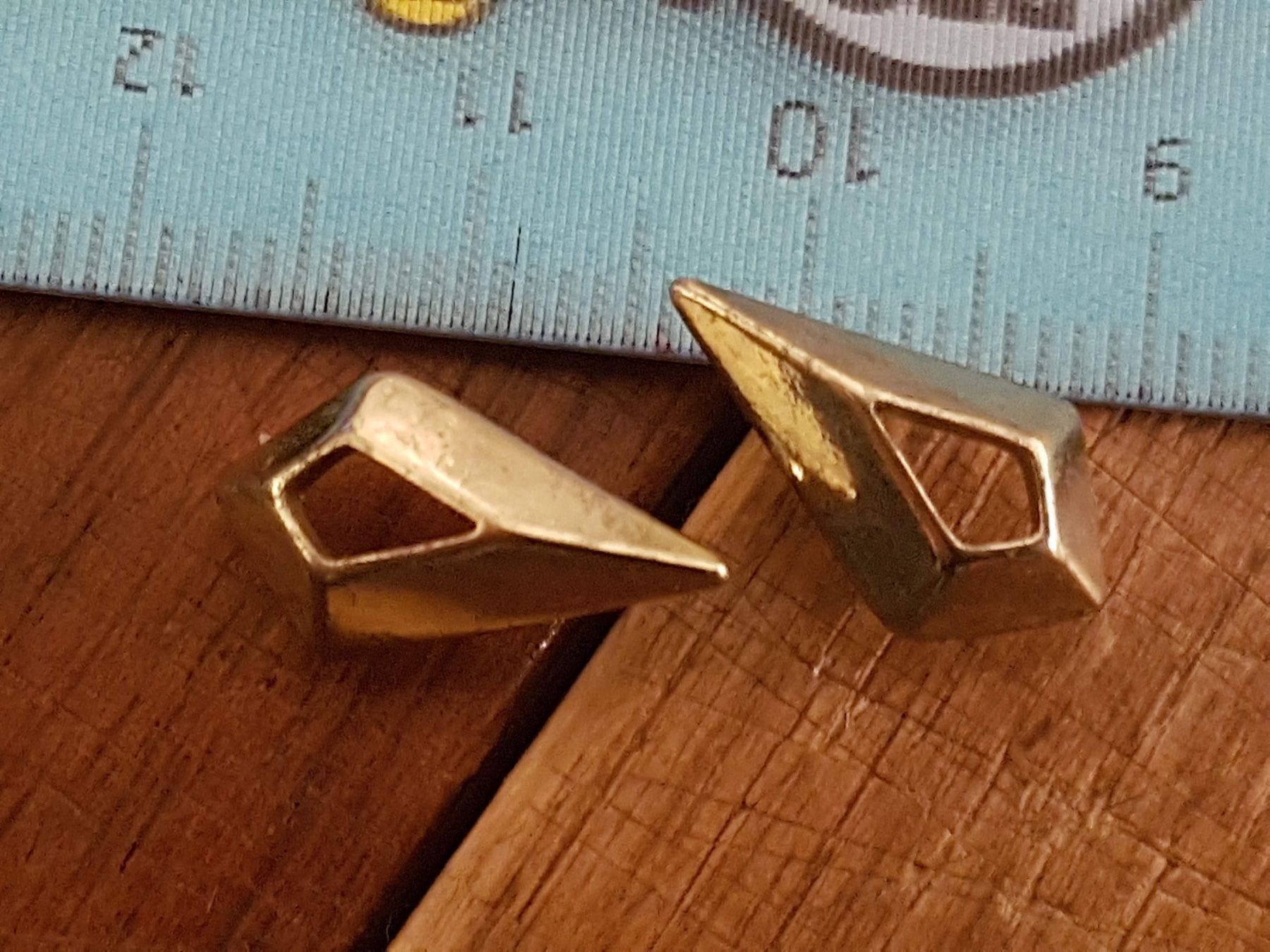 Ohrringe & -stecker: Ohrstecker Drachenviereck goldfarben – Gebraucht aus Ettingen von Maranathatalitha 1