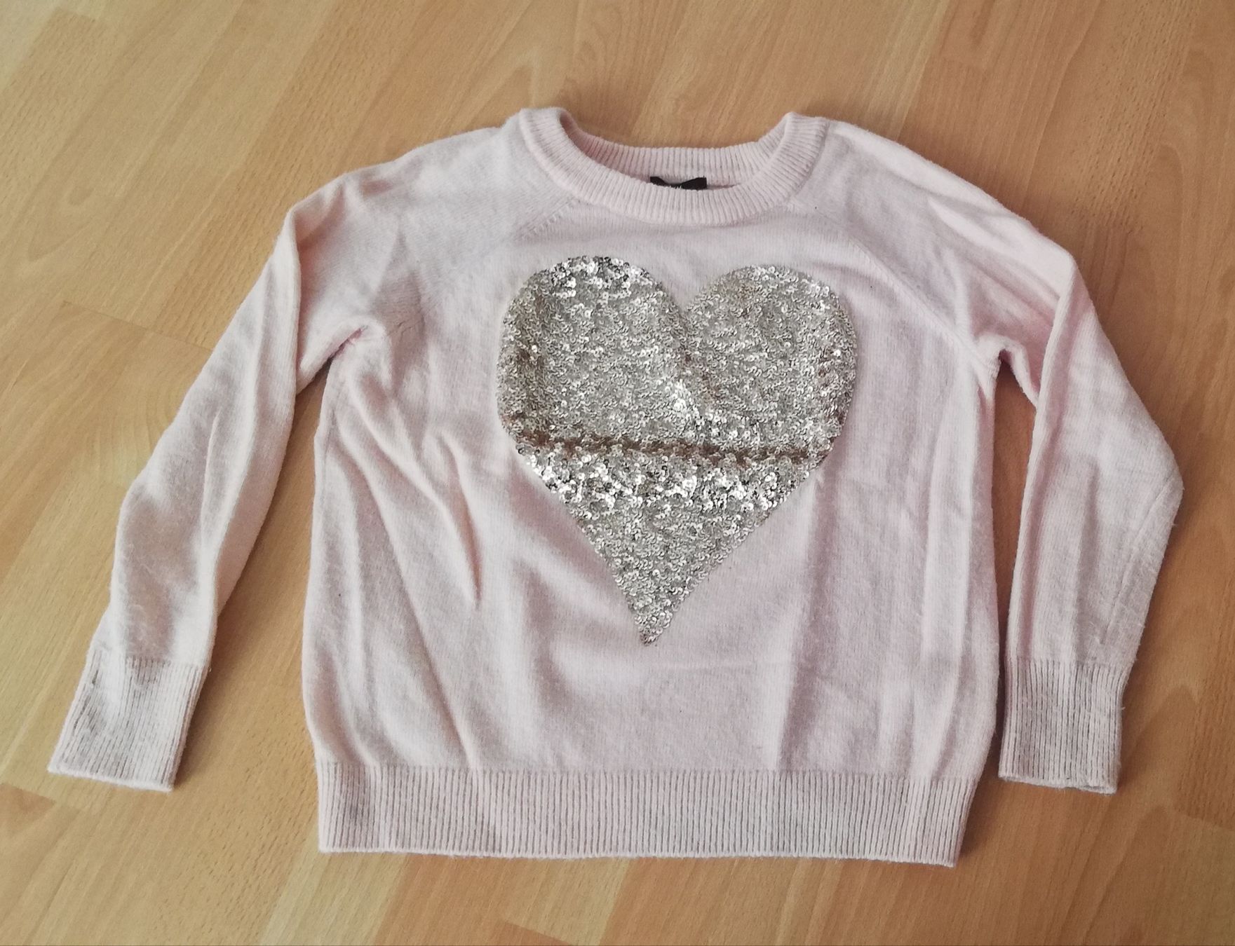 H&M Pullover & Sweatshirts: H&M rosa Pullover mit Herz Pailletten Gr. 36 – Gebraucht aus Hütten von blacktea