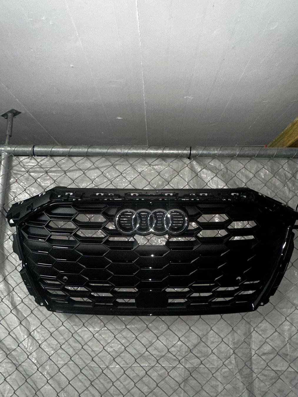 Audi Tutti pezzi di ricambio auto: Audi S3 Grill Schwarz – Usato da Zürich venduto da Isabella_22 5