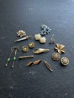 A set of vintage earrings and brooches 