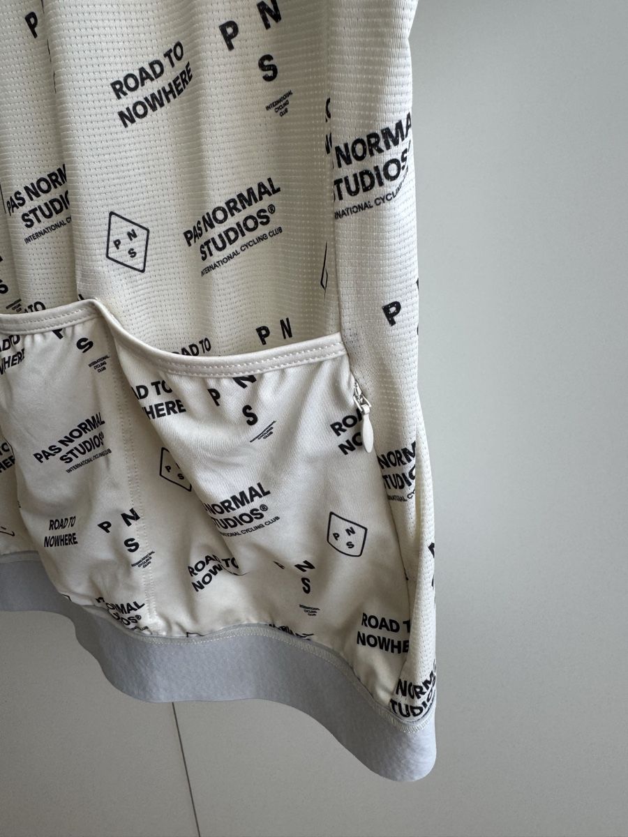 Pas Normal Studios Leibchen & Hosen: Radtrikot Pas Normal Studios Grösse L – Gebraucht aus Hombrechtikon von Sven_Gerber 2