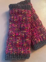 HANDGESTRICKTE PULSWÄRMER / HANDSTULPEN AUS WOLLE