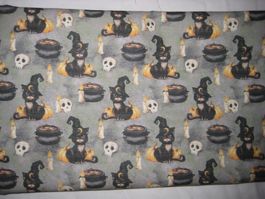 Baumwollstoff Halloween grau mit Katzen & Schädel