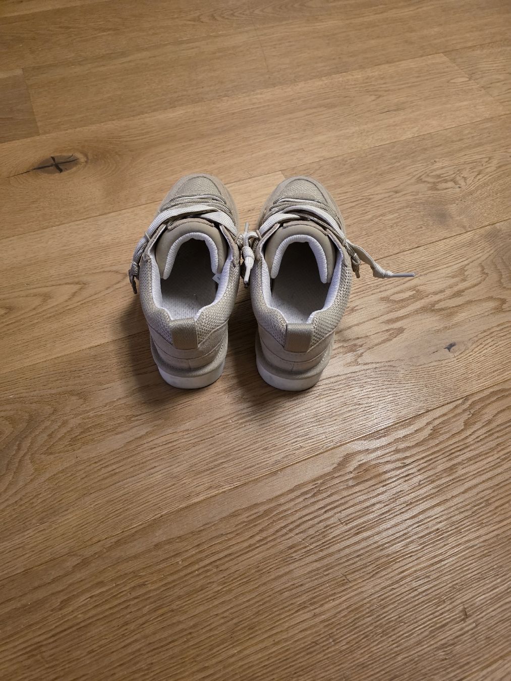 Ugg Scarpe da donna: UGG's beige neuwertig, Gr. 38 – Usato da Oberhasli venduto da Fabilan 2