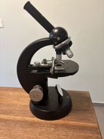 Älteres Mikroskop von Zeiss mit diversen Objektiven