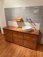 Meuble ancien en bois massif avec lavabo céramique blanc.