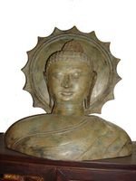 Grosse Büste des Buddha im Strahlenkranz aus Bronze