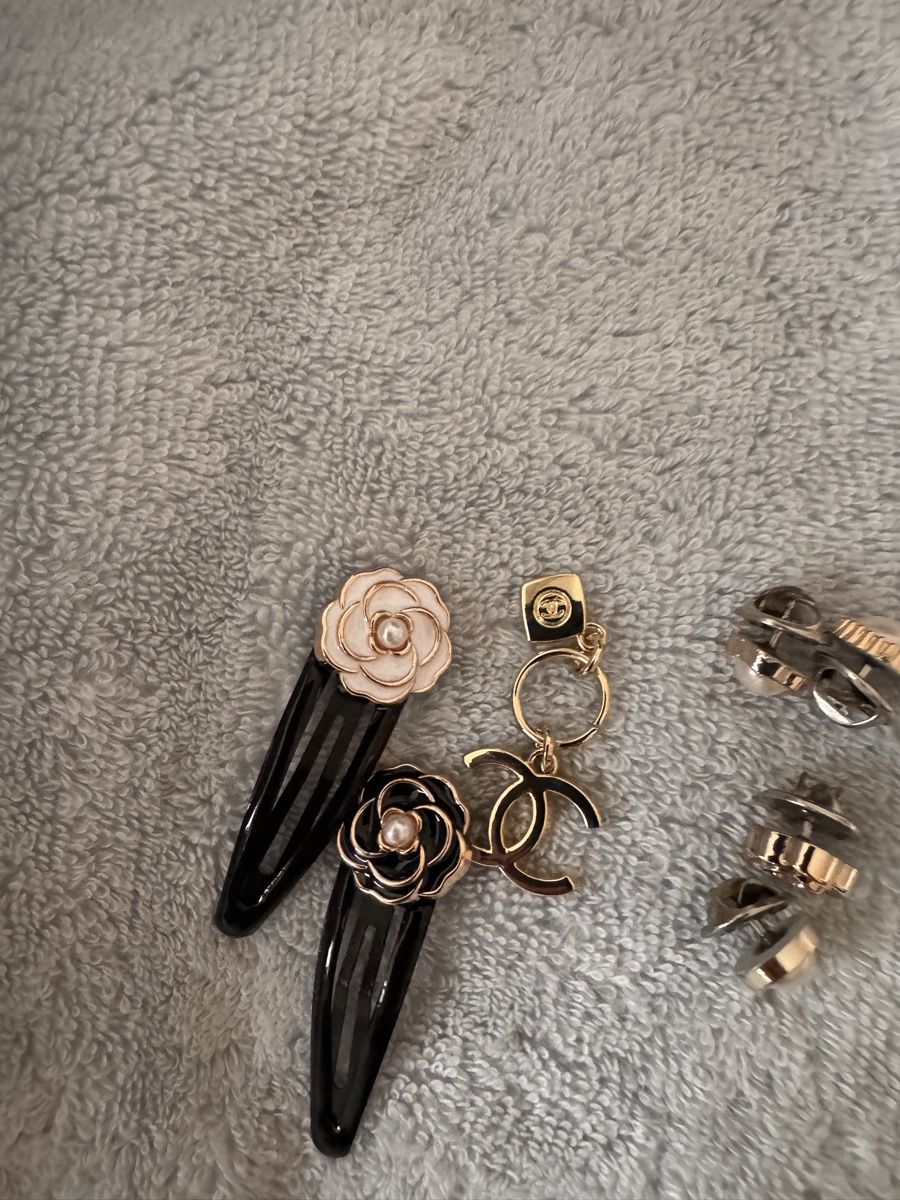 Chanel Altri gioielli: Chanel breloque, pins et barrette – Nuovo (secondo la descrizione) da Genève venduto da Allisgood 1