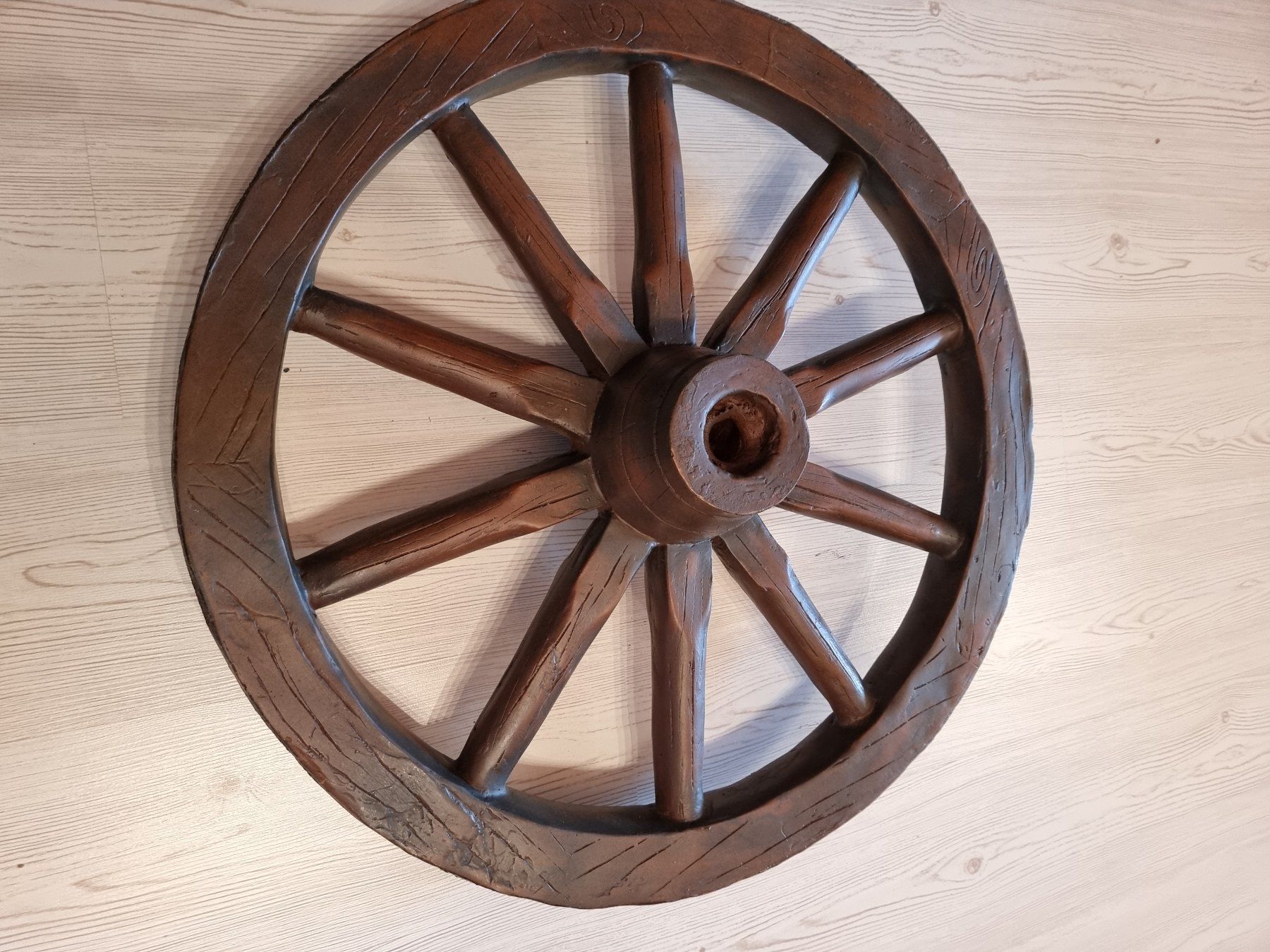 Tutte le decorazioni: Dekoratives, neues, rustikales Wagenrad 65cm – Nuovo e nell'imballaggio originale da Reigoldswil venduto da Rueschelrutscher