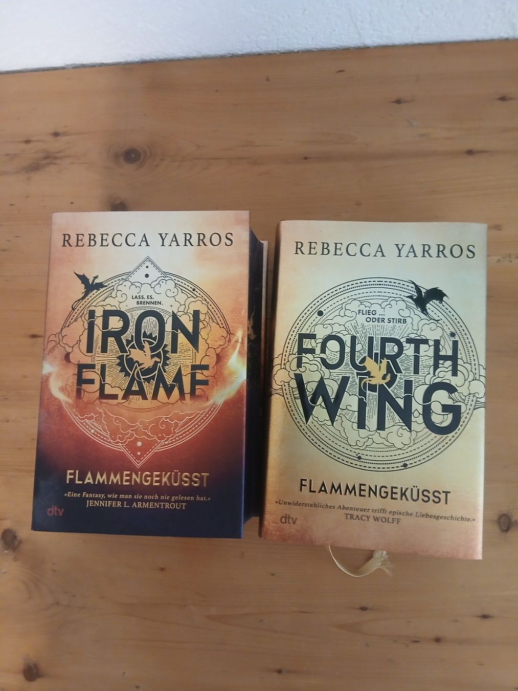 Libri: Fourth Wing & Iron Flame mit Farbschnitt – Usato da ennetmoos venduto da Andy770098 2