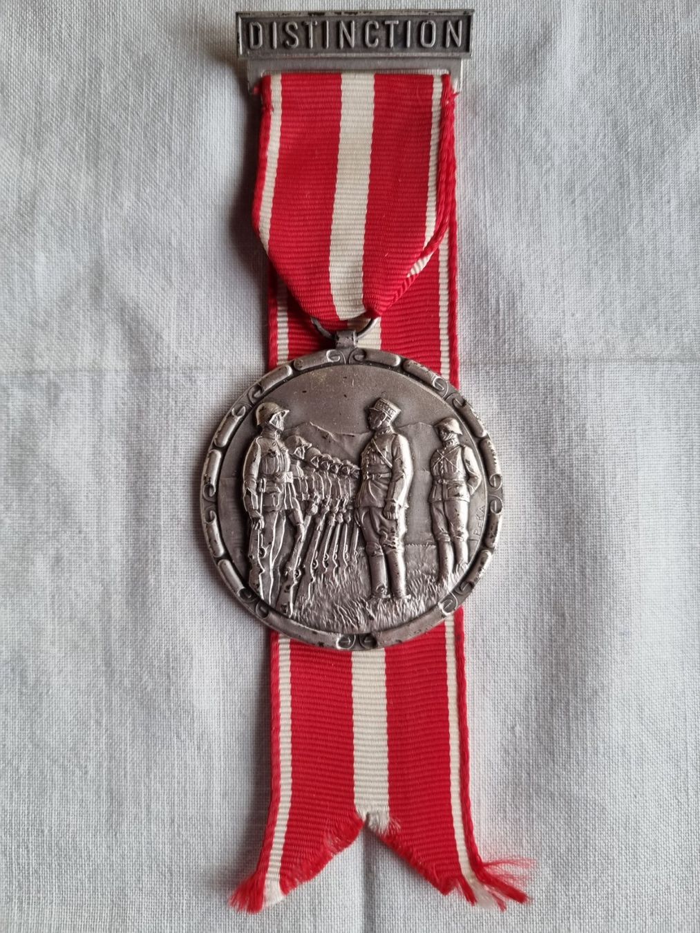 Medaglie: Médaille militaire "DISTINCTION" ruban rouge et blanc – Usato da Fontenais venduto da Aube-sauvage.2