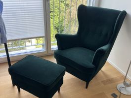 Samtgrüner Sessel mit Hocker