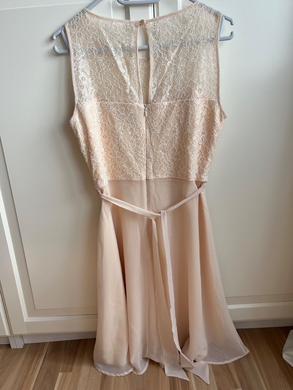 Vestiti: Schönes, neues Kleid mit Spitzen, Nude – Nuovo e nell'imballaggio originale da Oetwil an der limmat venduto da Sual 1