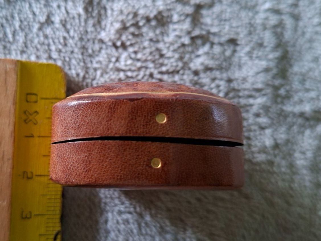 Barattoli: Sehr altes Dösli mit Fleur de Lis Motiv, aus Leder – Usato da Otelfingen venduto da silver-moon 5