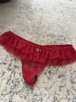 Damen Tanga rot mit Rüschen und Herzanhänger neuwertig