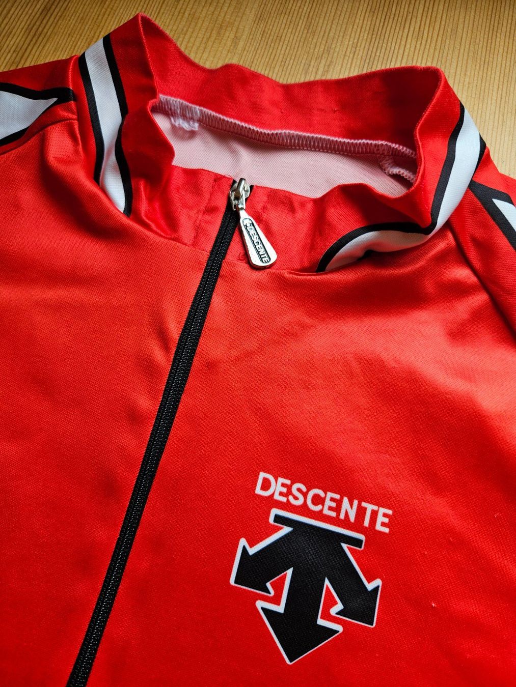 Leibchen & Hosen: Radtrikot Descente Gr. S Velo Radsport Trikot – Gebraucht aus Hägglingen von United-Village-Trade 2