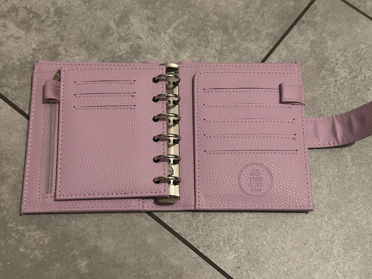 Portamonete: DE LUXE BINDER RINGBUCH A7 Neu Flieder – Nuovo e nell'imballaggio originale da Aadorf venduto da mel_5b9w 1