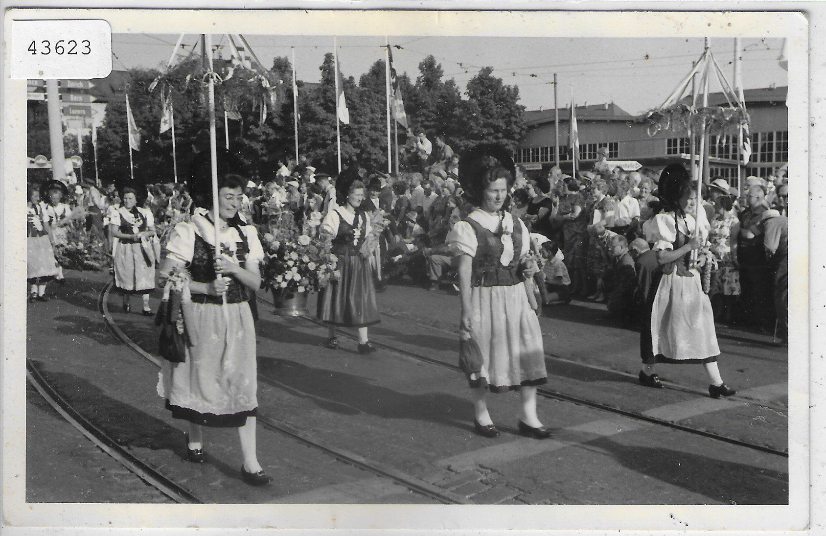 Cartoline postali: Trachtenumzug - Basel Mustermesse – Usato da Ettingen venduto da Kartenplanet