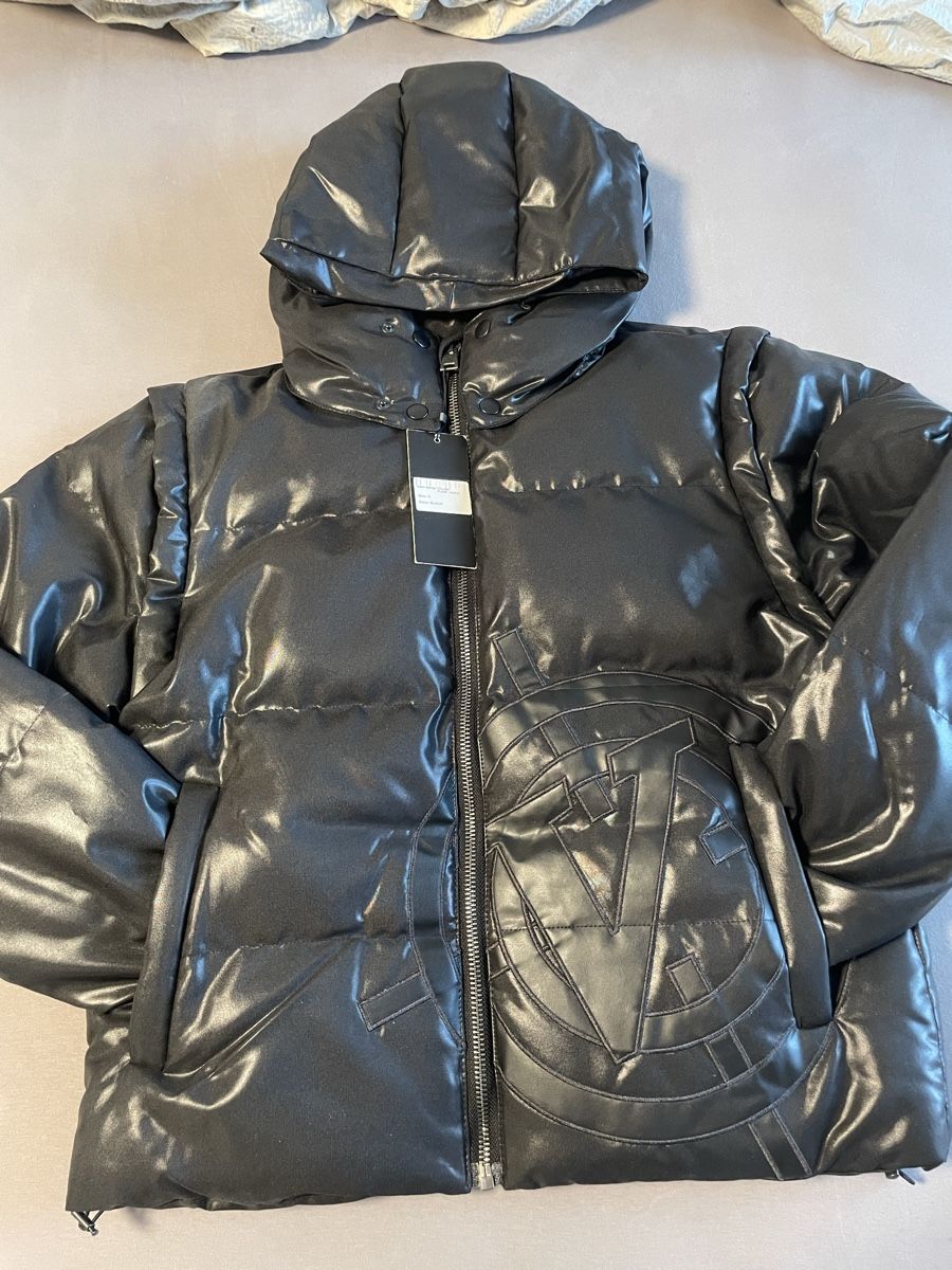 Vestes: Pufferjacke Vicinity V-Logo Schwarz Grösse S neu – Neuf avec emballage d'origine à Steinach par hue_85cr