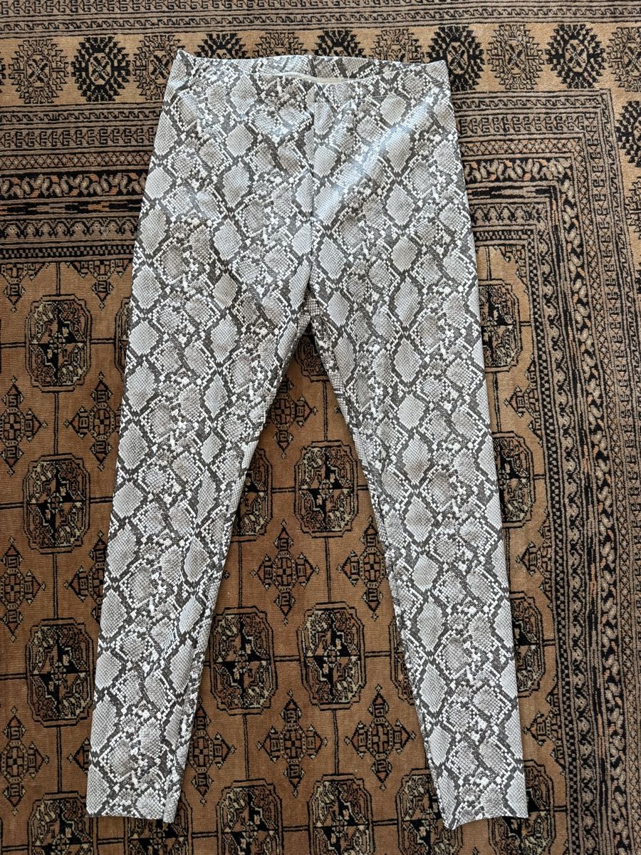 H&M Leggings: Gothic H&M Leggings mit Schlangenmuster, Grösse M – Usato da Locarno venduto da Ery02 1