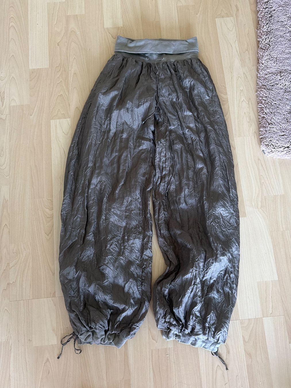 Nile Pantaloni: Seiden-Hose von Nile – Nuovo (secondo la descrizione) da Steffisburg venduto da elle013