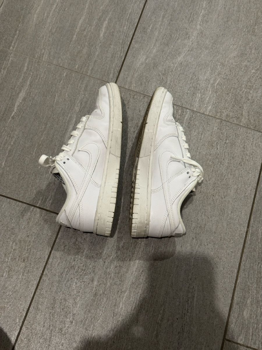 Nike Chaussures femmes: Nike Dunk Low Triple White grösse 37,5 – Neuf (Voir description) à Augst BL par ssharonc 2