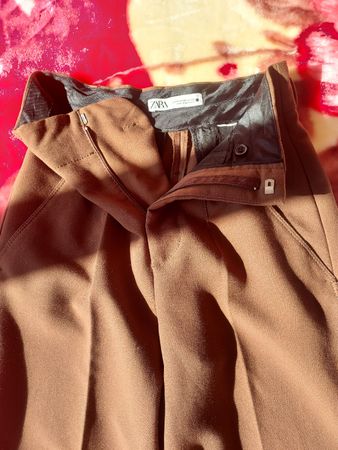 Pantalon Zara marron foncé, idéal pour l'automne!