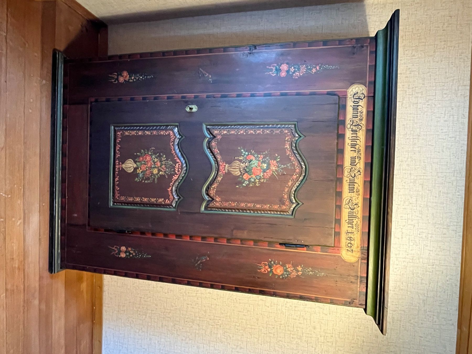Schränke: Antiker Bauernschrank – Gebraucht aus Gwatt (Thun) von Papierbon