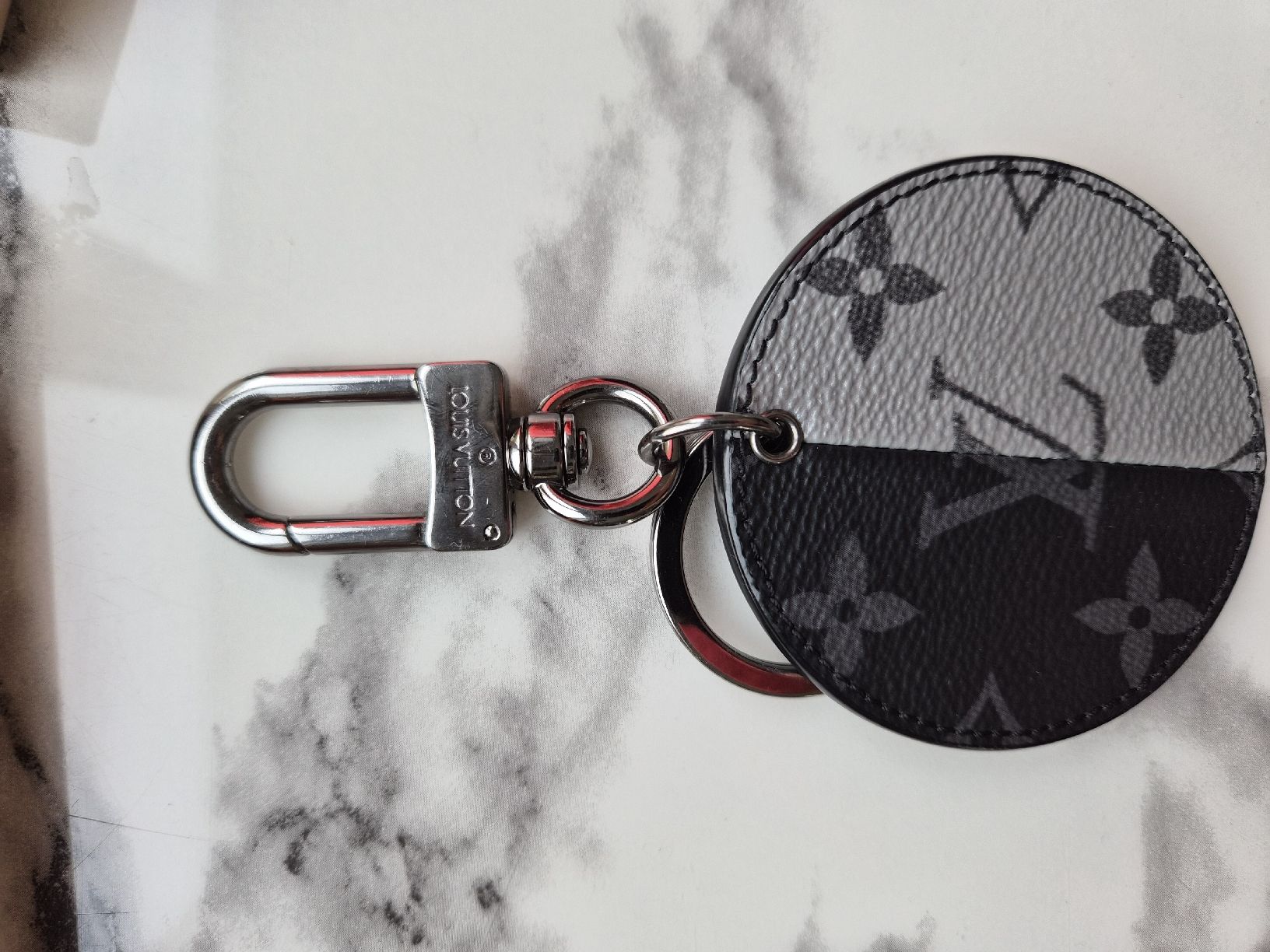 Louis Vuitton Schlüsselanhänger & - bänder: Louis Vuitton Monogram Round Keychain new! – Neu und originalverpackt aus Immensee von jan_9rzs 5
