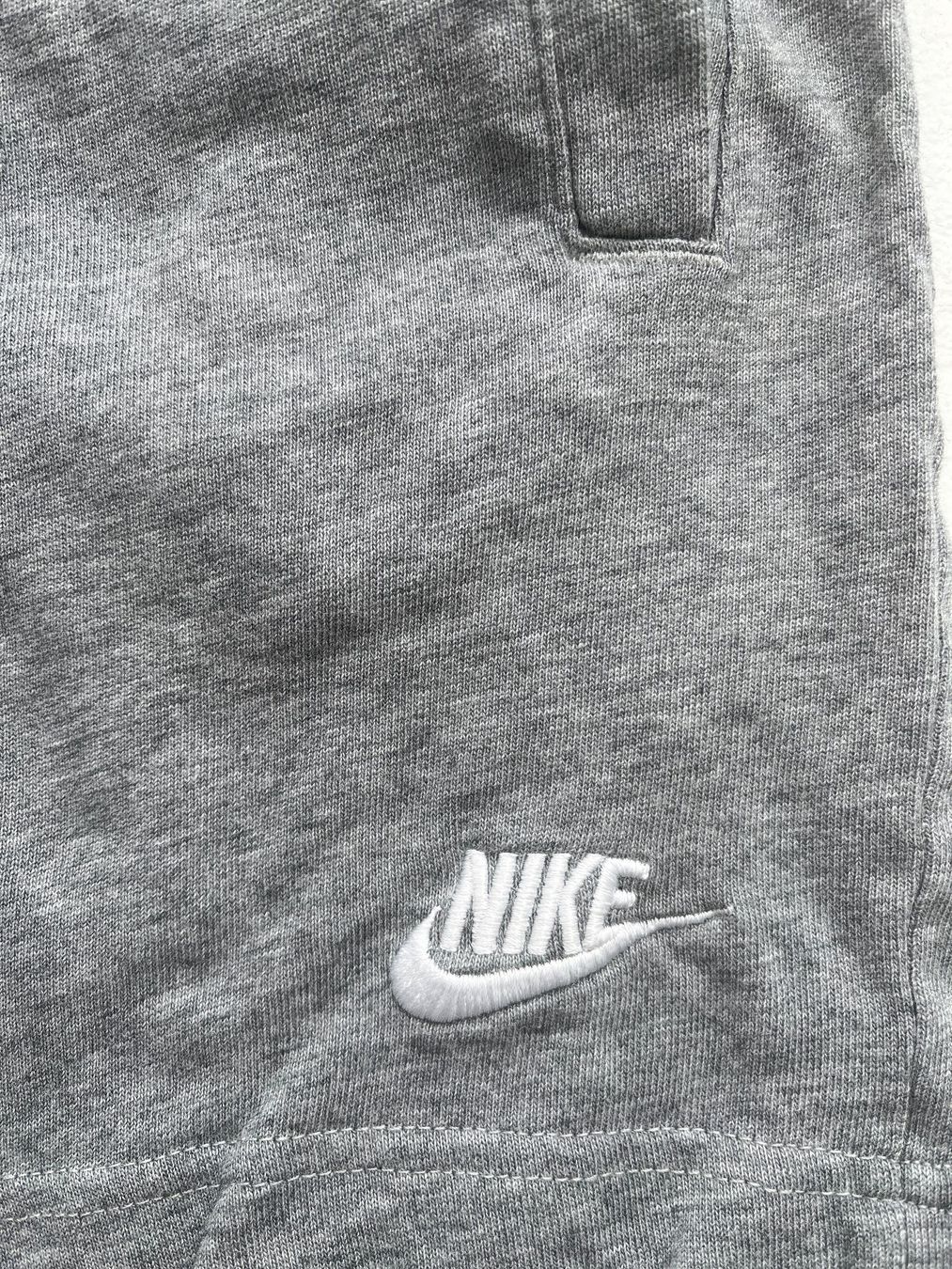 Nike Pantaloni: Short Nike gris – Usato da Court venduto da Style_ambre 2