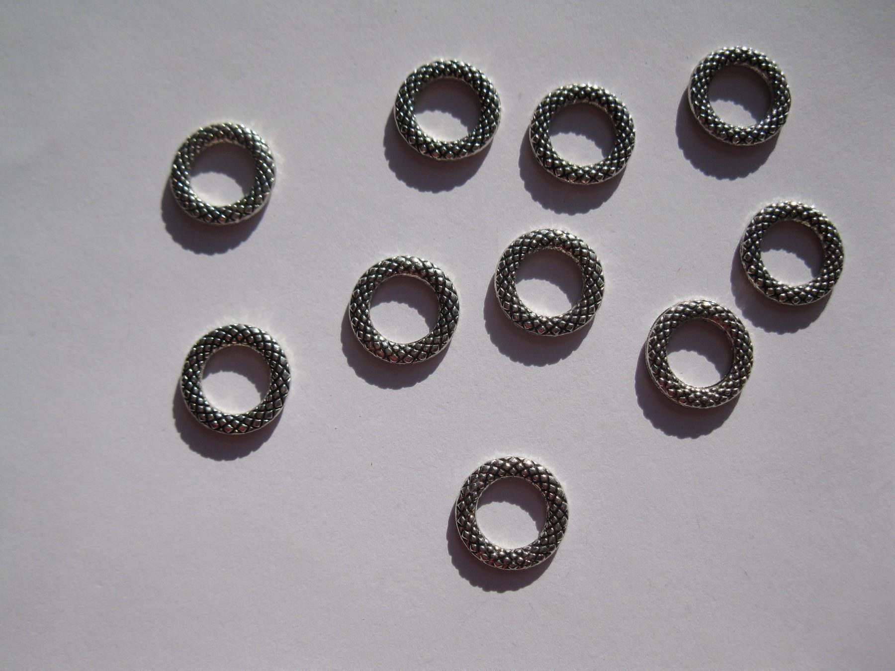 Perlen (unechte): 10 Metallringe gemustert 14mm – Neu und originalverpackt aus St. Margarethen TG von LuanaKa 1