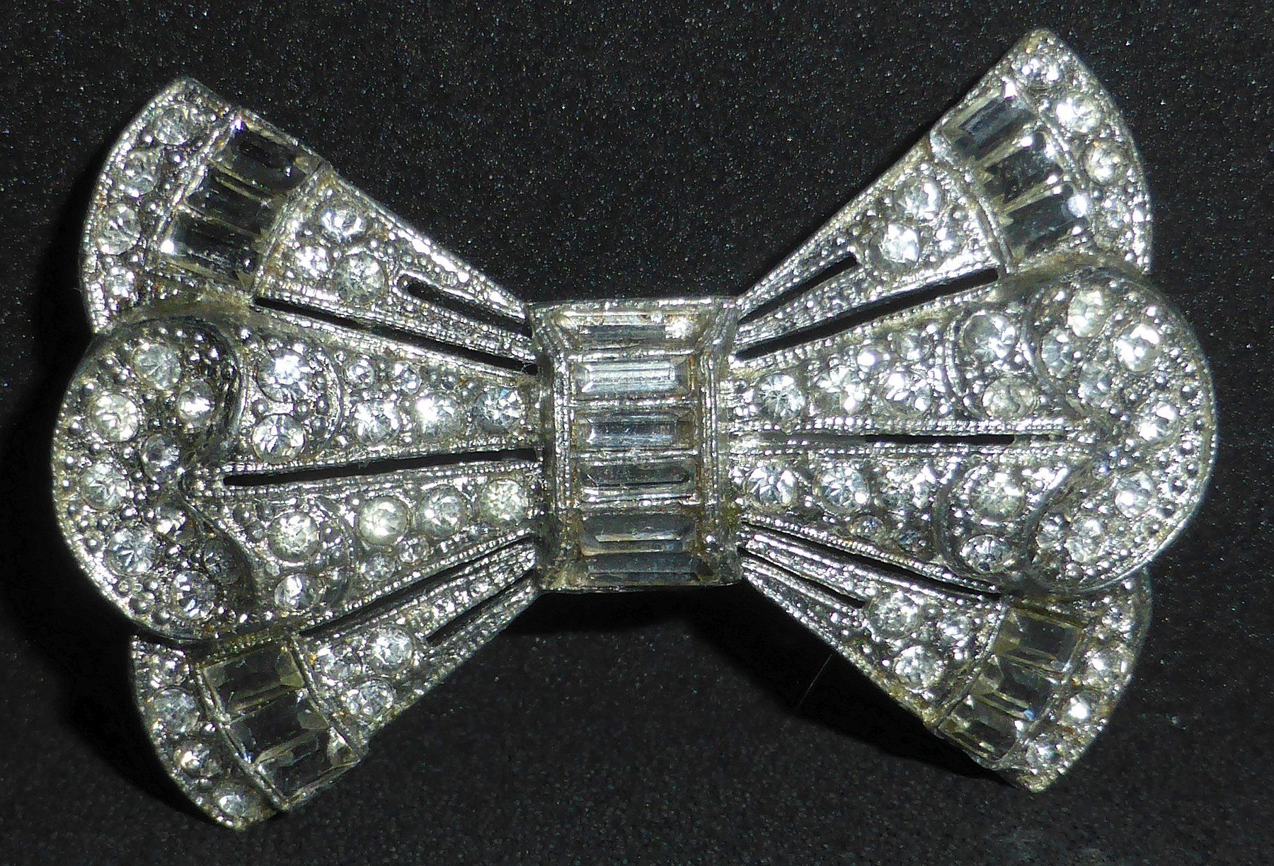 Spille & Fermagli: Hübsche Art Deco Brosche, 1930, in Form einer Fliege – Usato da Sonceboz-Sombeval venduto da Artdecolove 3