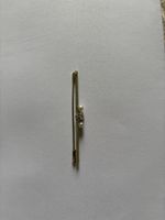 Weissgoldbrosche mit echten Perlen und weissem Stein.