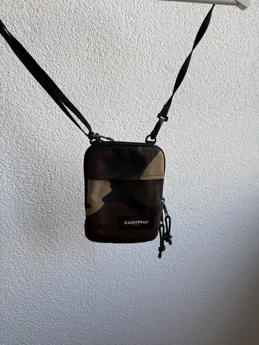 Eastpak Taschen: Eastpak Umhängetasche Camouflage – Gebraucht aus Lyss von Schuschuu.