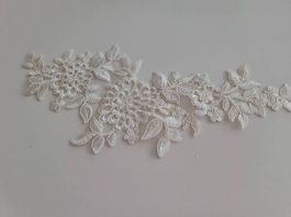 Spitzenapplikation Blumen weiss