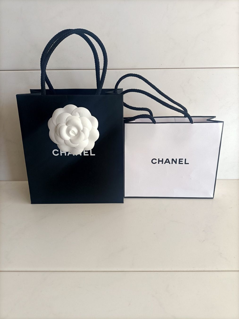 Chanel Taschen für Damen: 2x sac Chanel / noir + camélia & blanc – Gebraucht aus crans montana von AB3963