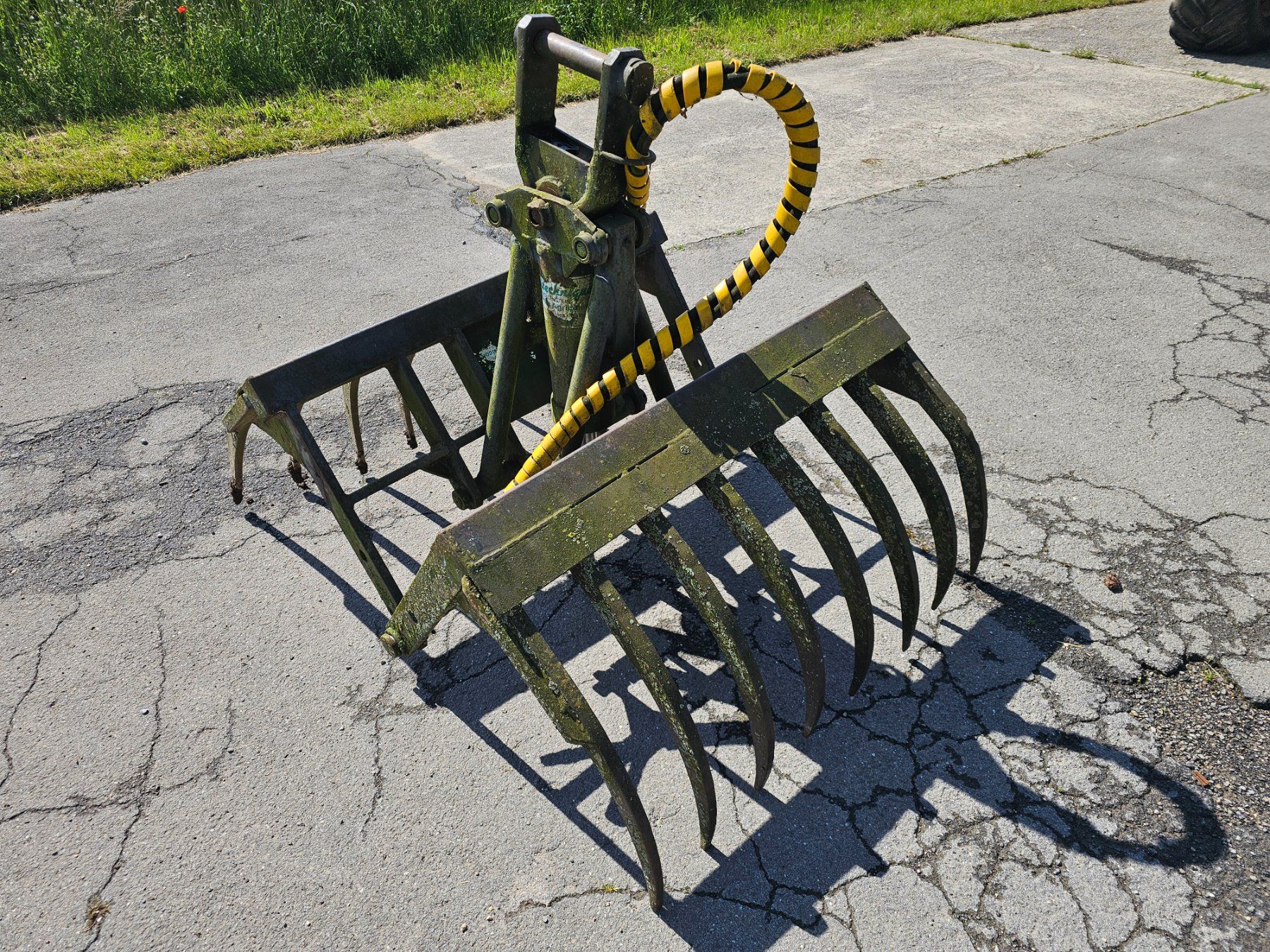 Gru: fourche a fumier hydraulique – Usato da Yvonand venduto da Li_poch